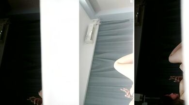 【小老头探花】漂亮学生妹，一对大白兔真美，抠穴水汪汪，床头偷拍观感极佳 (2)